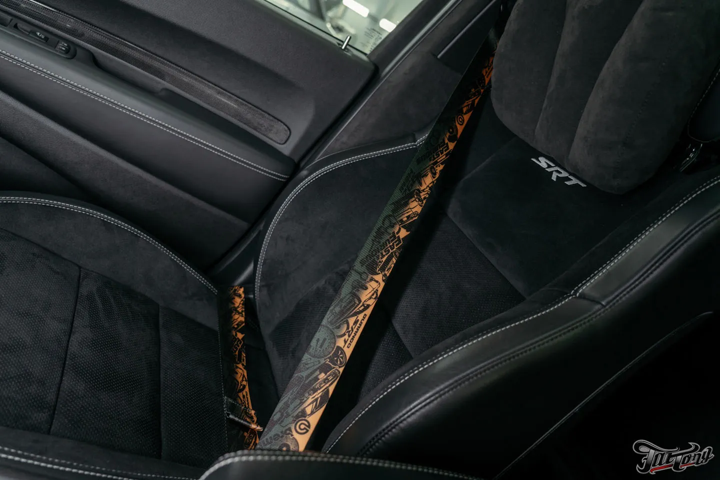 Изготовили и установили цветные ремни с принтом на большой проект Dodge Durango SRT